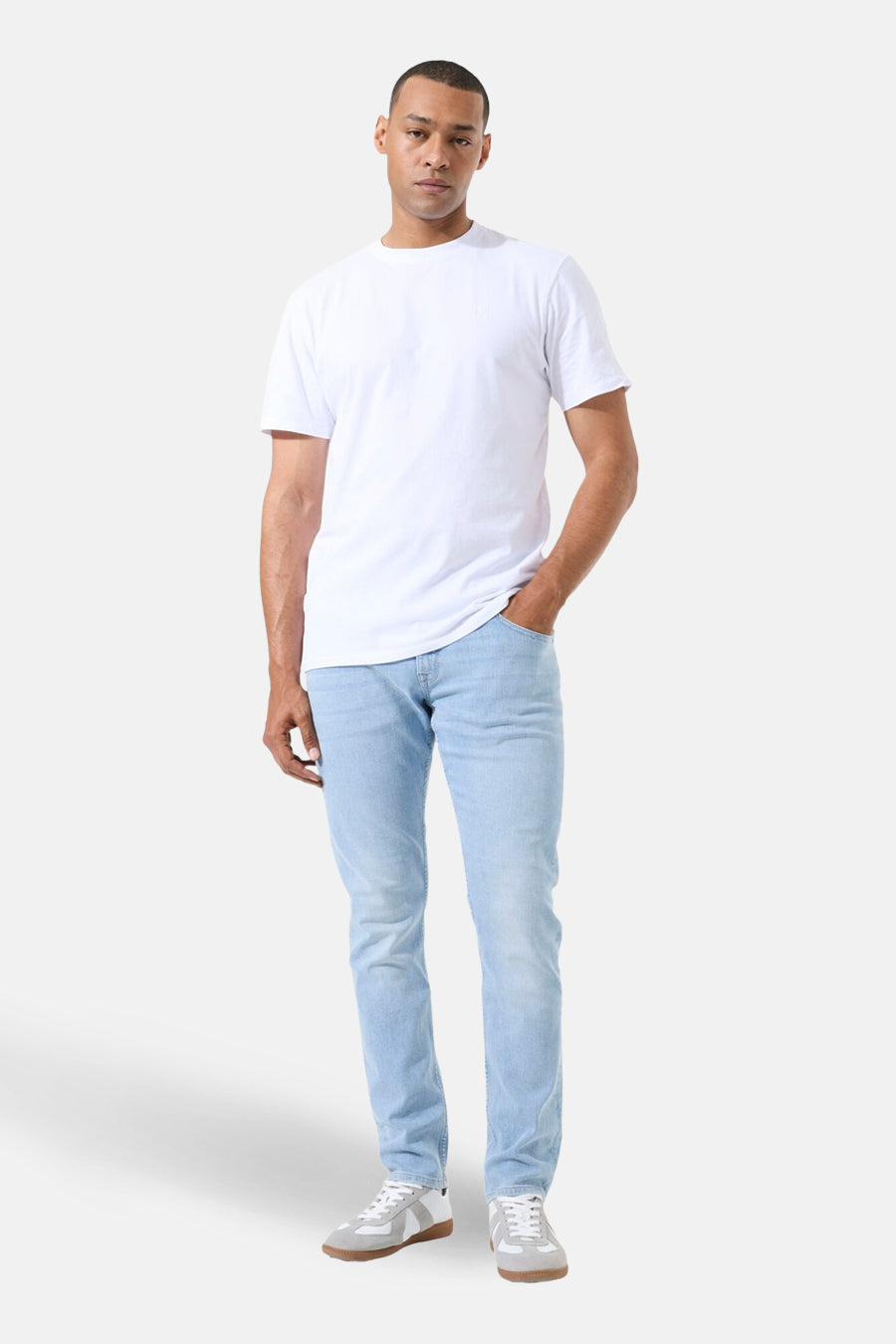 Jean droit en denim bleu clair de GARCIA, porté avec un t-shirt blanc et des baskets basses.