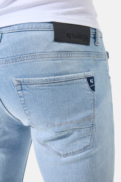 Jean droit en denim bleu clair de GARCIA, avec poche arrière et étiquette de marque en cuir noir.