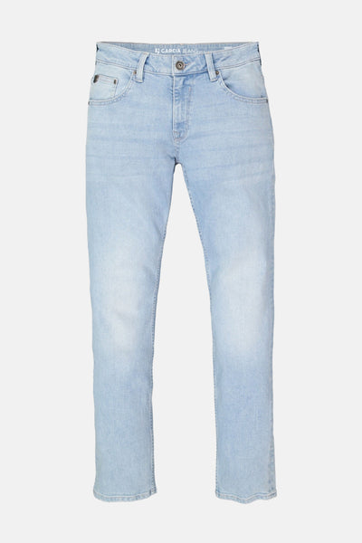Jean droit en denim bleu clair de GARCIA, coupe droite classique avec poches avant et arrière.