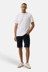 Short en jeans dark blue denim de GARCIA, porté par un homme avec un t-shirt blanc et des baskets claires.