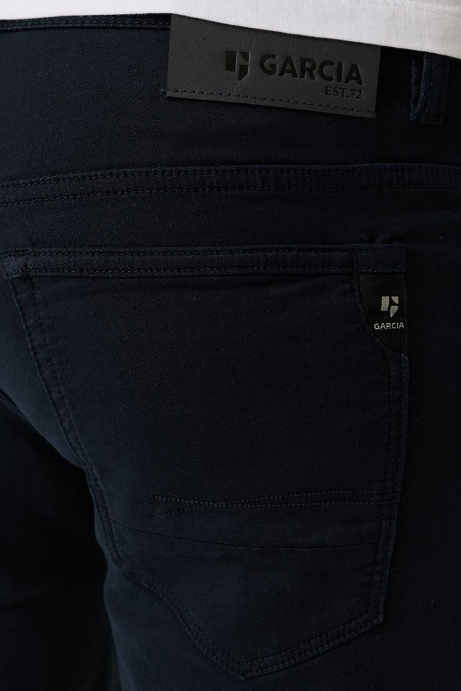 Short en denim bleu foncé de GARCIA, avec patch en cuir sur la ceinture et logo sur la poche arrière.