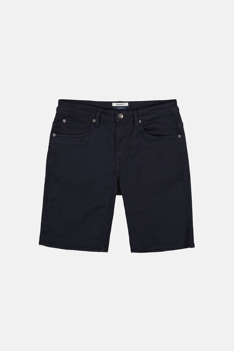 Short bleu foncé en denim de GARCIA, avec fermeture boutonnée, poches et étiquette tissée sur la ceinture.