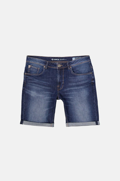 Short en jeans bleu denim de GARCIA, avec délavage, revers roulés et poches frontales.