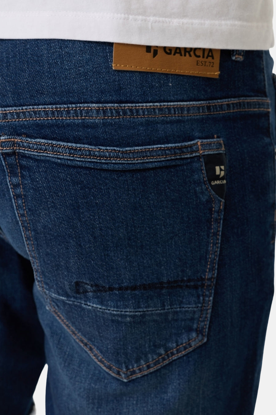 Short en jeans bleu moyen de GARCIA, avec patch en cuir sur la ceinture et étiquette noire sur la poche arrière, vue de dos.