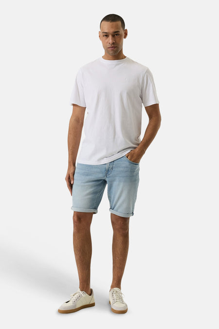 Short en jean bleu clair de GARCIA avec revers, porté avec un t-shirt blanc et des baskets.