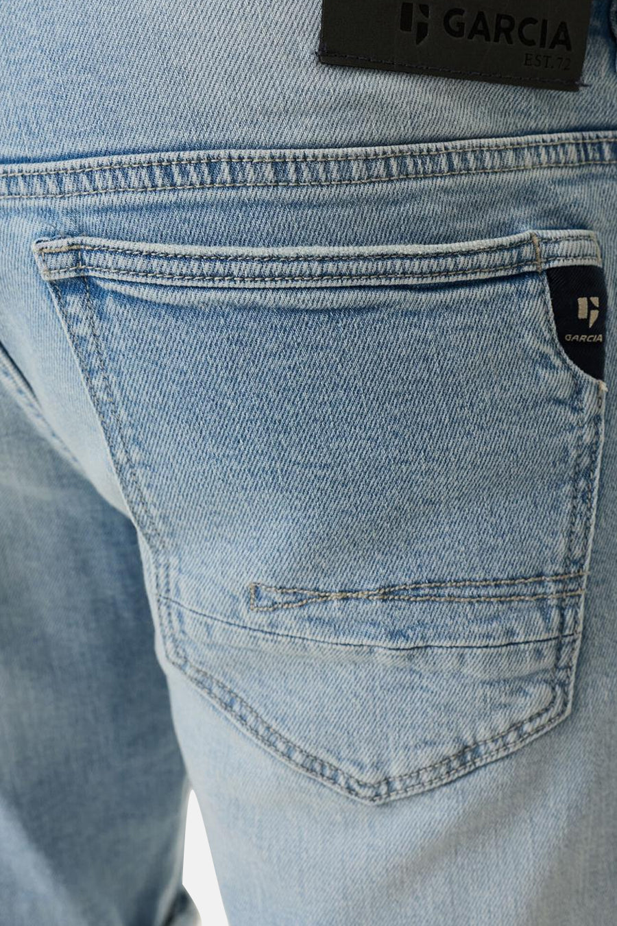 Short en jeans denim bleu clair de GARCIA, avec poche arrière et patchs logos noirs.