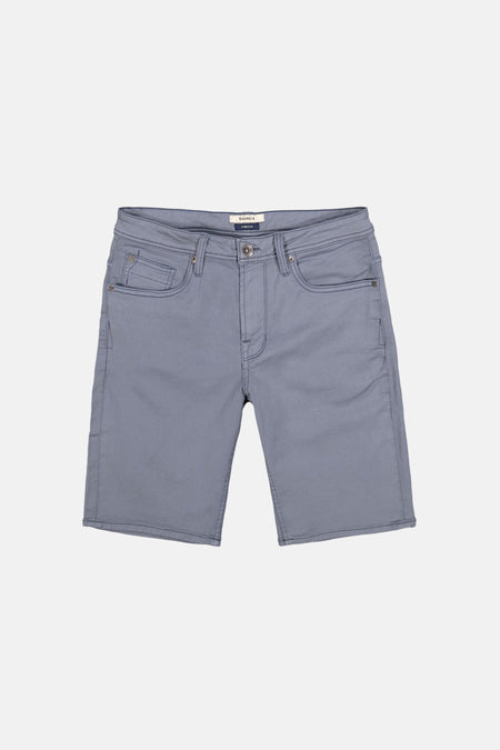 Short en jeans bleu clair de GARCIA avec poches, bouton, passants de ceinture et étiquette visible, présenté à plat.