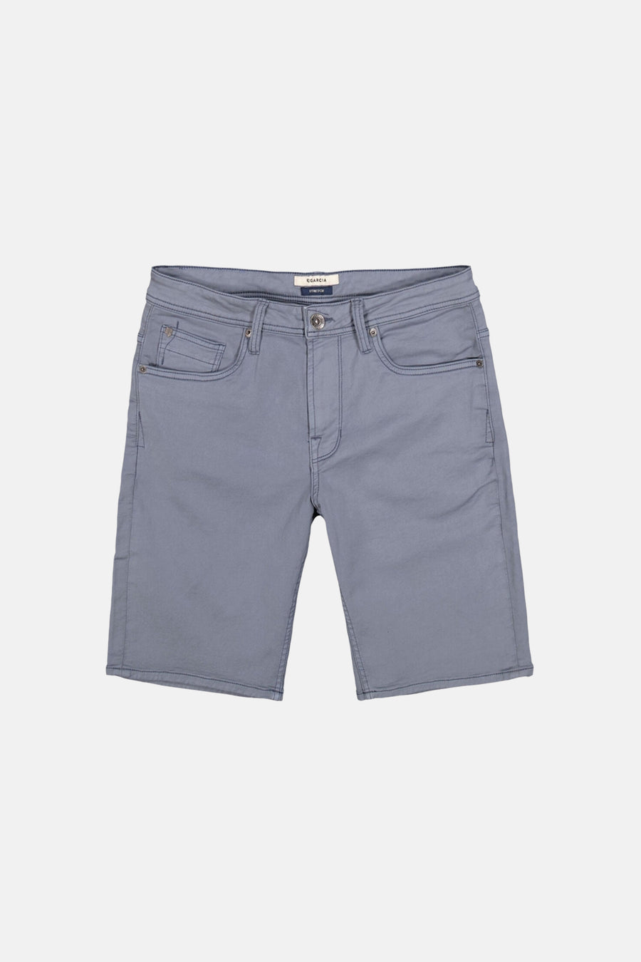 Short en jeans bleu clair de GARCIA avec poches, bouton, passants de ceinture et étiquette visible, présenté à plat.
