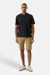Short en jeans beige de GARCIA porté par un homme avec un t-shirt gris foncé et des baskets claires.