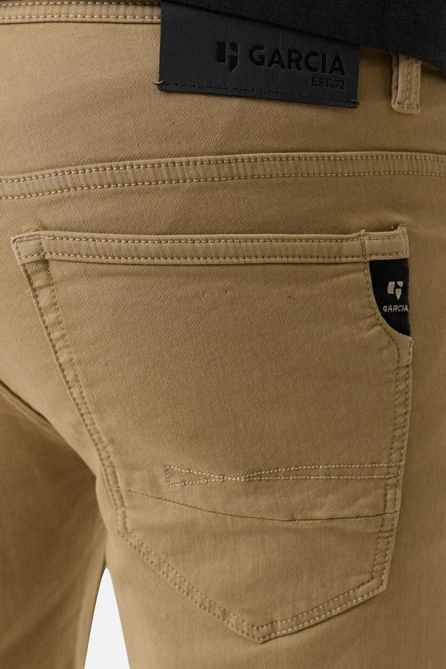 Short en jeans beige de GARCIA, vue arrière recadrée, avec étiquette noire à la taille et poche arrière aux coutures décoratives.
