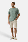 Short en jeans écru de GARCIA, porté par un homme avec un t-shirt vert et des baskets.