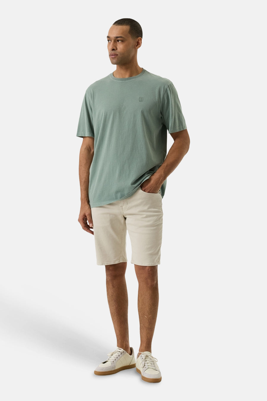 Short en jeans écru de GARCIA, porté par un homme avec un t-shirt vert et des baskets.