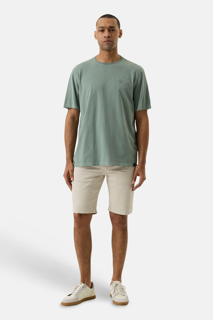 Short en jeans écru de GARCIA, porté par un homme avec un t-shirt vert et des baskets claires.
