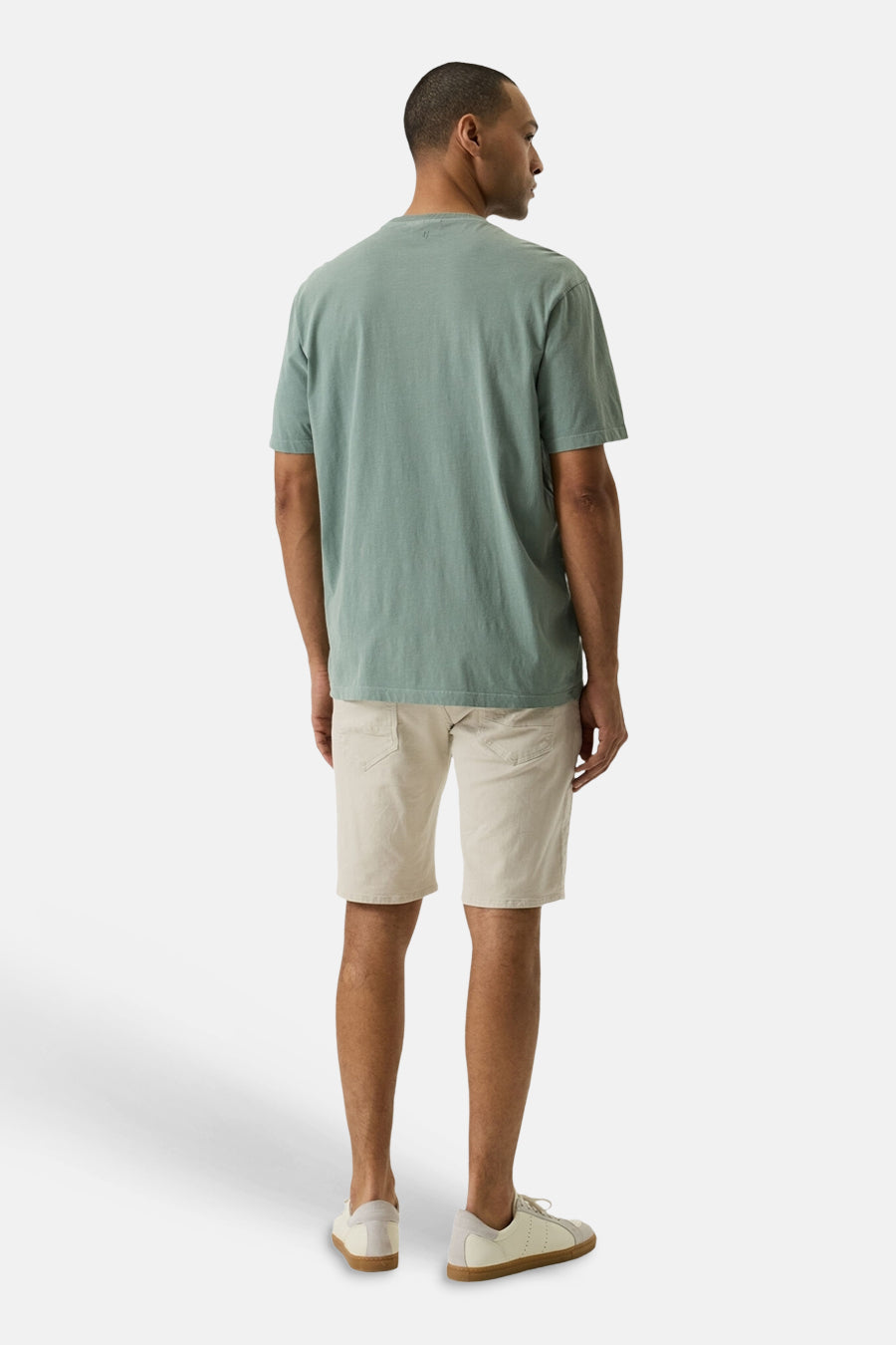Short en jeans écru de GARCIA vu de dos, porté avec un t-shirt vert et des baskets claires.