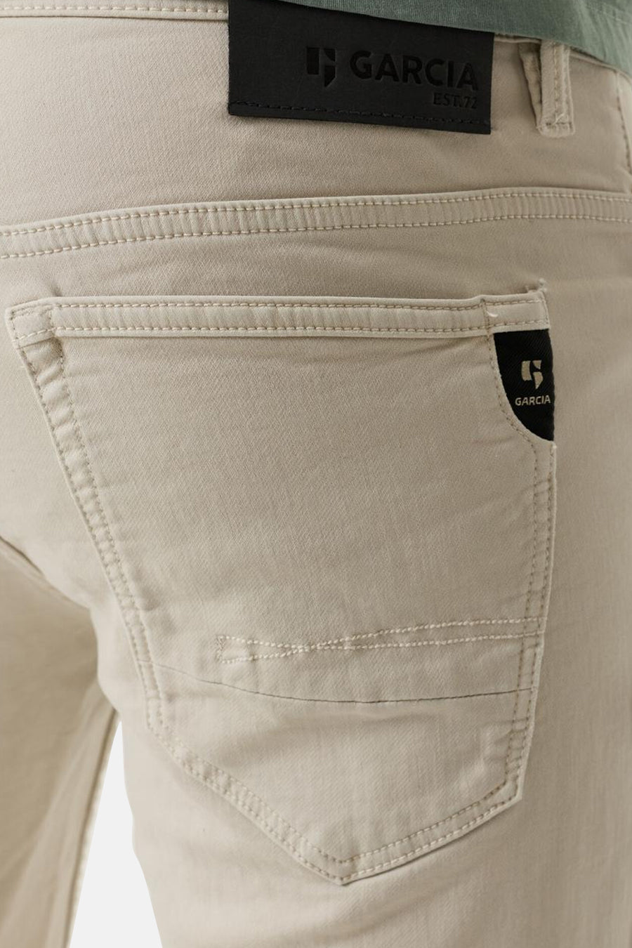 Short en jeans écru de GARCIA, vue arrière avec étiquettes noires sur la taille et la poche.