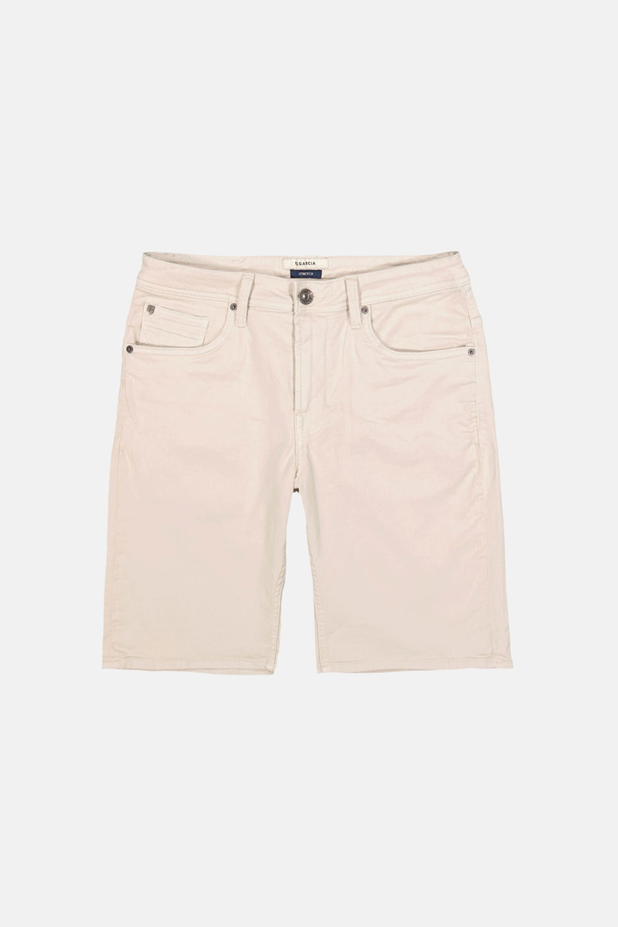 Short en jean écru de GARCIA avec cinq poches, un bouton métallique et des passants, présenté à plat.