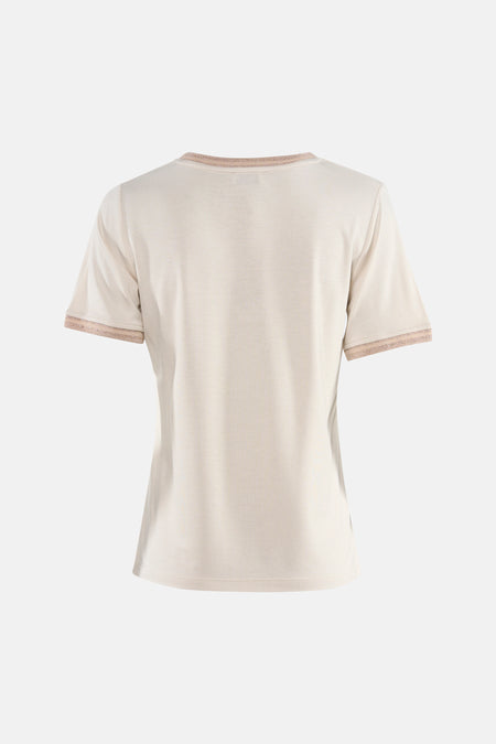Beige T-shirt met korte mouwen van MORE & MORE met decoratieve bies, gedragen met een zwarte broek en hoge hakken.
