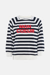 Multikleuren rondehals sweatshirt van MORE & MORE, met horizontale strepen en de rode tekst "Mon Coeur", gedragen met een spijkerbroek en sneakers.