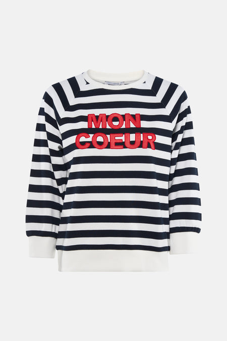 Multikleuren rondehals sweatshirt van MORE & MORE, met horizontale strepen en de rode tekst "Mon Coeur", gedragen met een spijkerbroek en sneakers.