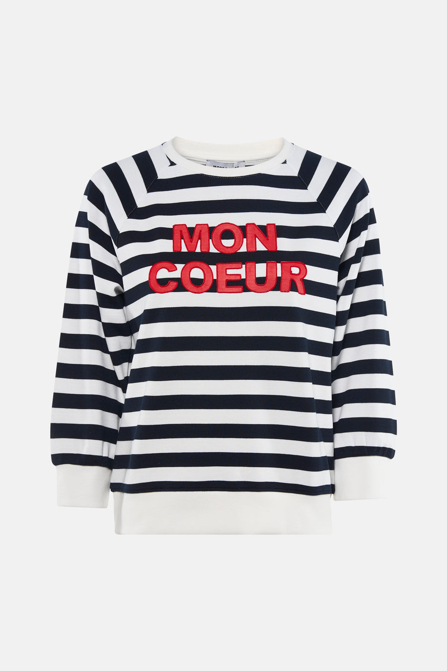 Multikleuren rondehals sweatshirt van MORE & MORE, met horizontale strepen en de rode tekst "Mon Coeur", gedragen met een spijkerbroek en sneakers.