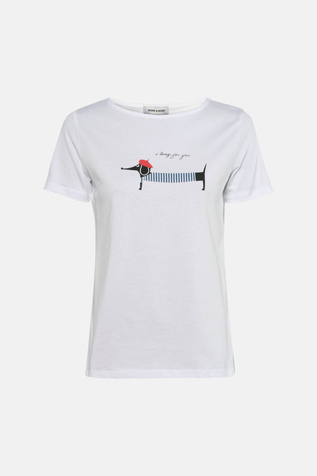 Wit T-shirt met korte mouwen van MORE & MORE, versierd met een teckelprint, gedragen met een blauwe jeans en beige pumps.
