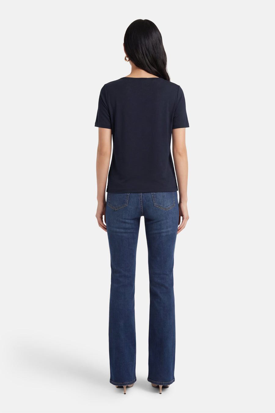 T-shirt à manches courtes bleu de MORE & MORE, porté avec un jean bleu et des talons hauts.