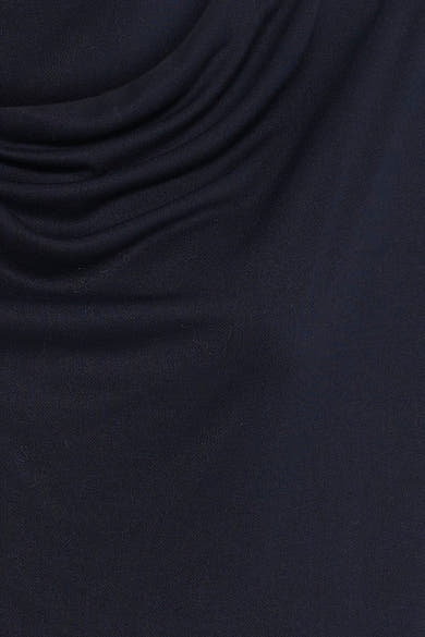 T-shirt bleu à manches courtes de MORE & MORE, tissu drapé lisse avec une texture fine.