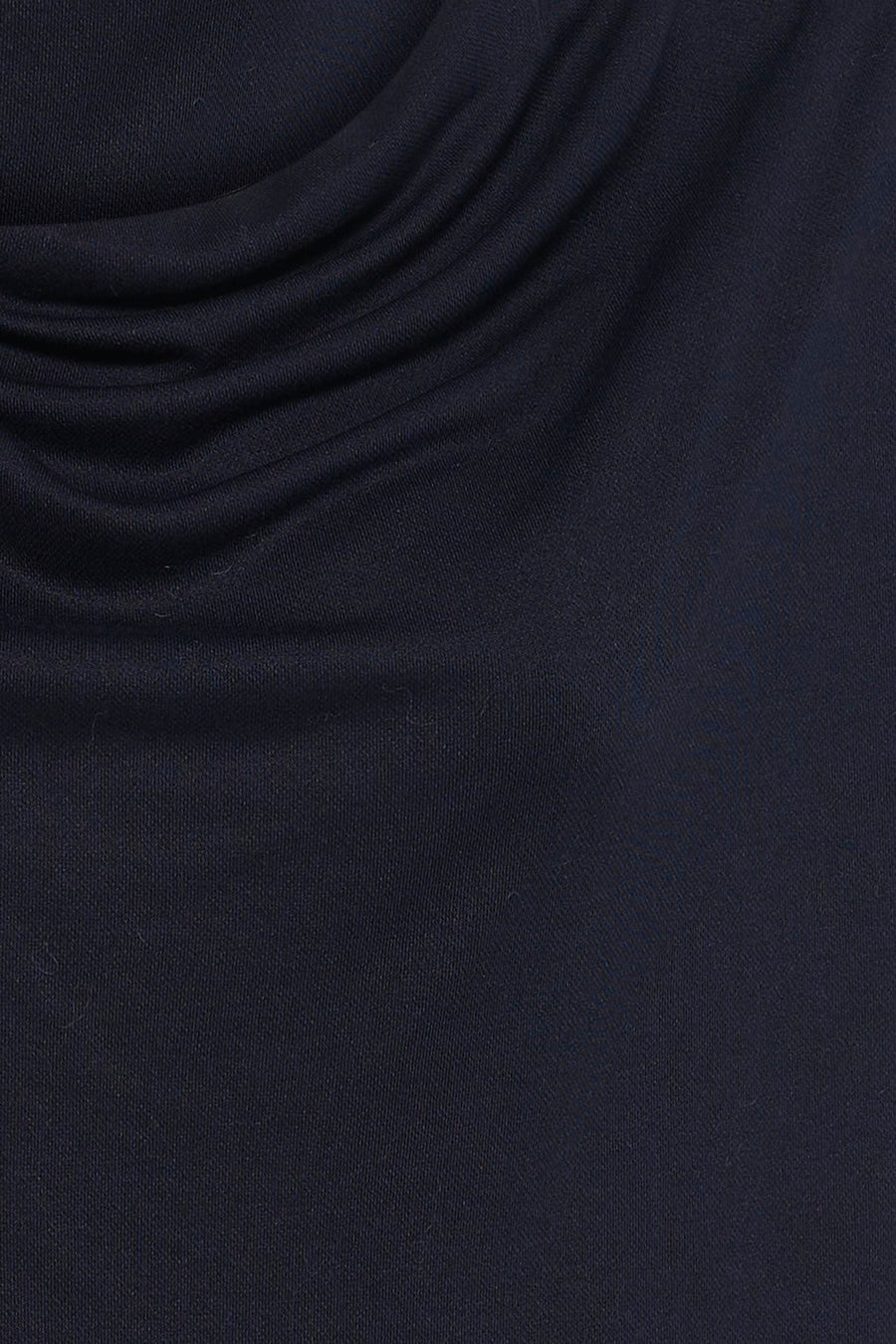 T-shirt bleu à manches courtes de MORE & MORE, tissu drapé lisse avec une texture fine.