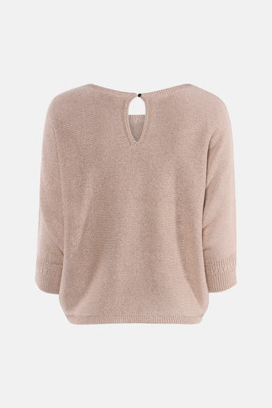 Pull à col rond beige de MORE & MORE, avec une ouverture goutte d'eau au dos fermée par un bouton.