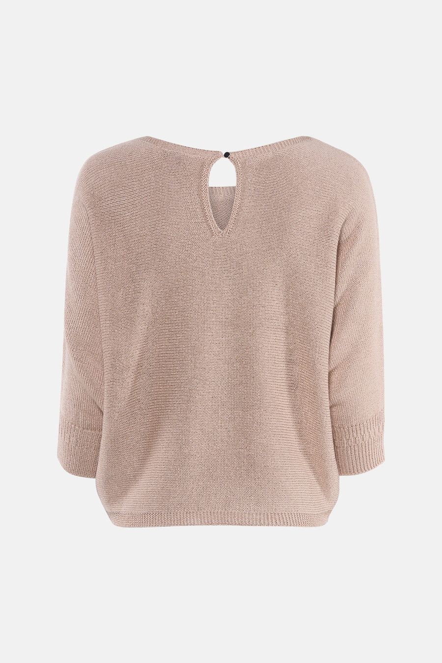 Pull à col rond beige de MORE & MORE, avec une ouverture goutte d'eau au dos fermée par un bouton.