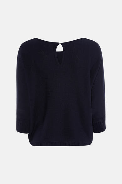 Pull bleu à col rond de MORE & MORE, avec une découpe goutte d'eau au dos.