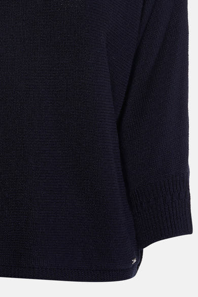 Pull à col rond bleu de MORE & MORE, en maille texturée, avec un détail métallique.