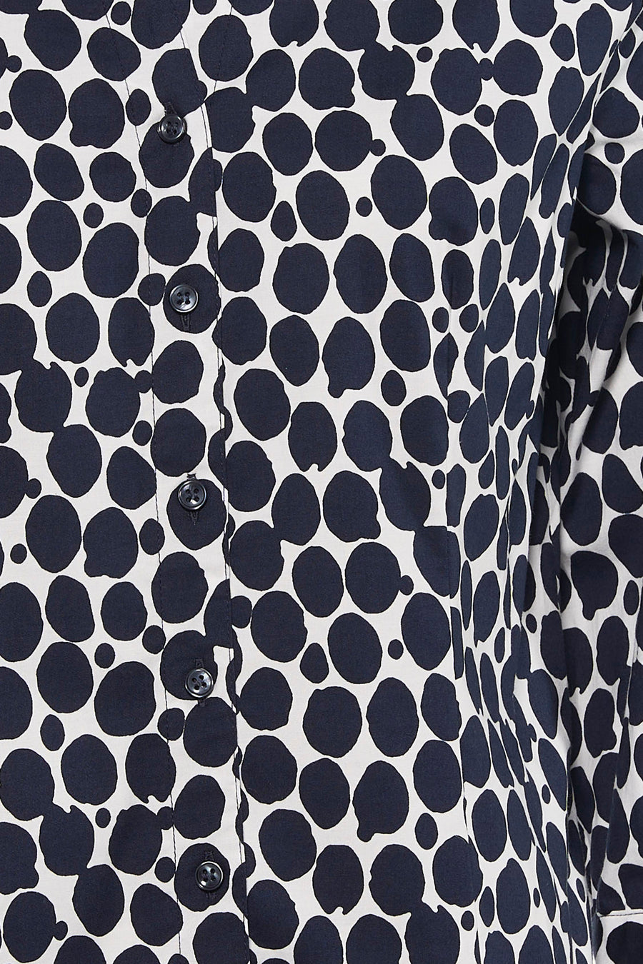 Blauwe blouse met lange mouwen van MORE & MORE met een wit stippenpatroon en knoopsluiting.