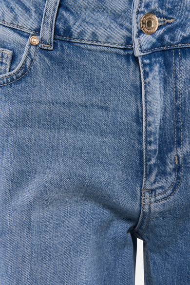 Jean droit en denim bleu clair de MORE & MORE, avec une texture délavée et des détails de couture apparents.