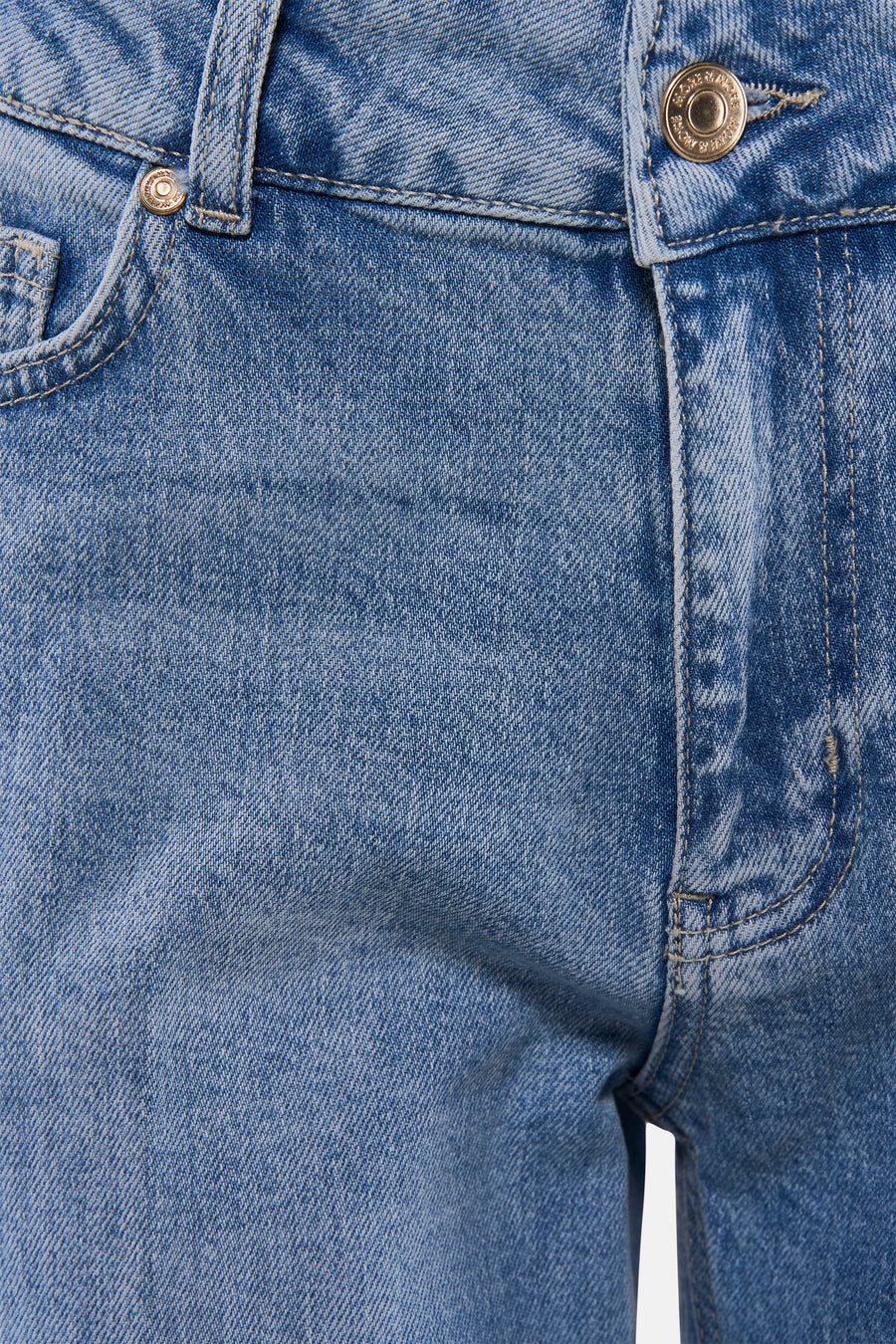 Jean droit en denim bleu clair de MORE & MORE, avec une texture délavée et des détails de couture apparents.
