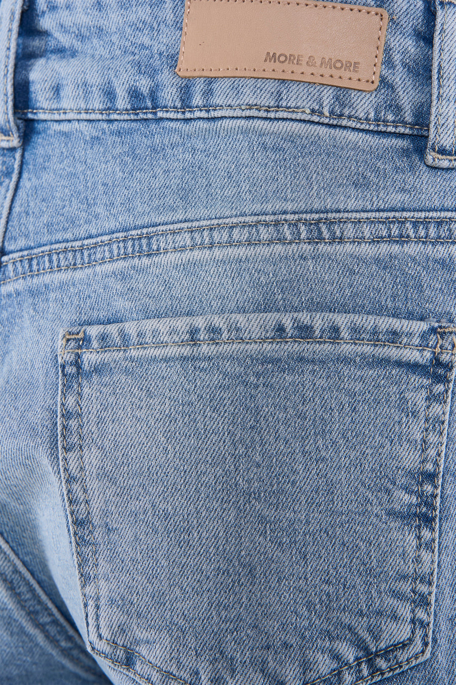Jean droit en denim bleu clair de MORE & MORE, avec poche arrière carrée et étiquette de la marque.