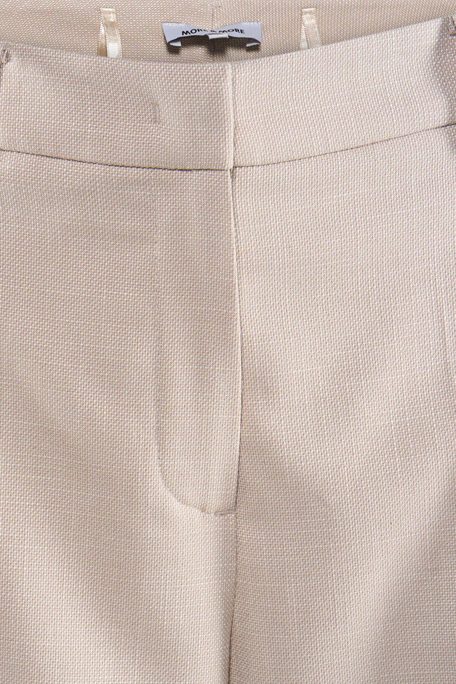 Pantalon de costume beige de MORE & MORE en tissu texturé, avec une braguette et des passants de ceinture.