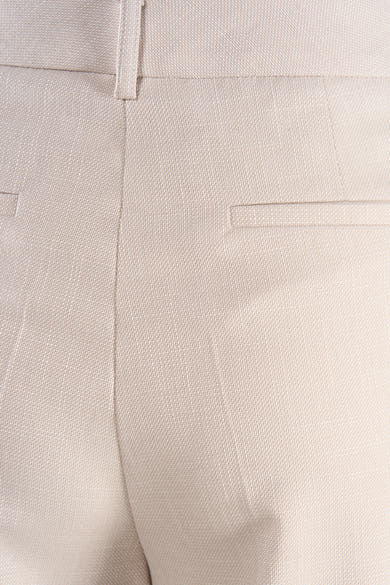 Pantalon de costume beige de MORE & MORE, détail de la poche arrière et de la ceinture.