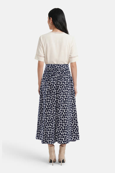 Multikleuren midi-rok van MORE & MORE, met stippenpatroon en gedragen met crèmekleurige enkellaarsjes.
