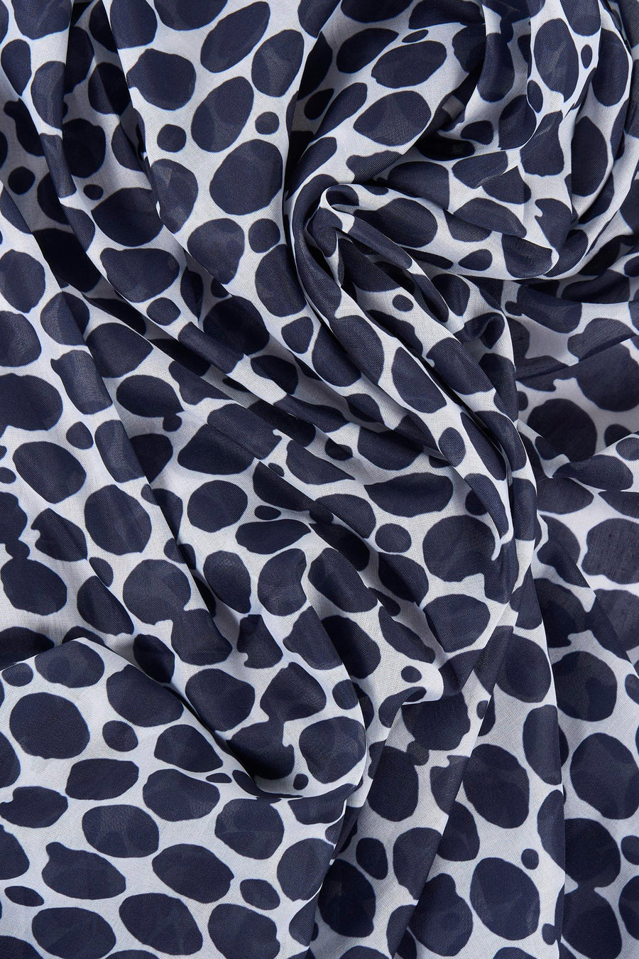 Multikleuren sjaal van MORE & MORE, marineblauw en wit onregelmatig stippenpatroon, licht gedrapeerde stof.