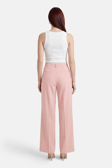 Roze pantalon van MORE & MORE, wijde pasvorm, hoge taille, gedragen met een witte tanktop.