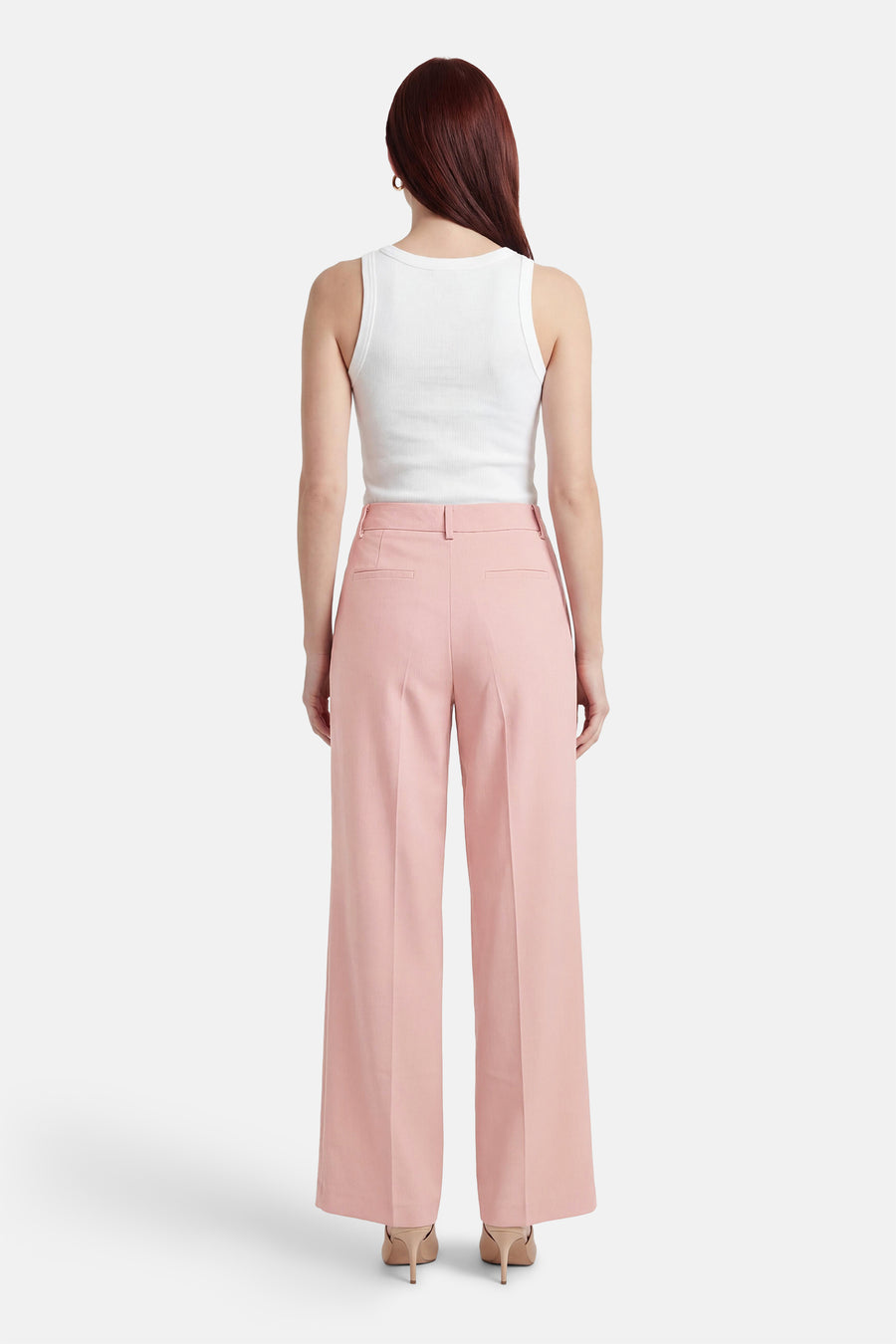 Roze pantalon van MORE & MORE, wijde pasvorm, hoge taille, gedragen met een witte tanktop.