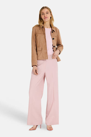 Roze pantalon van MORE & MORE, gedragen met een bruin jasje en bijpassende sandalen met hak.
