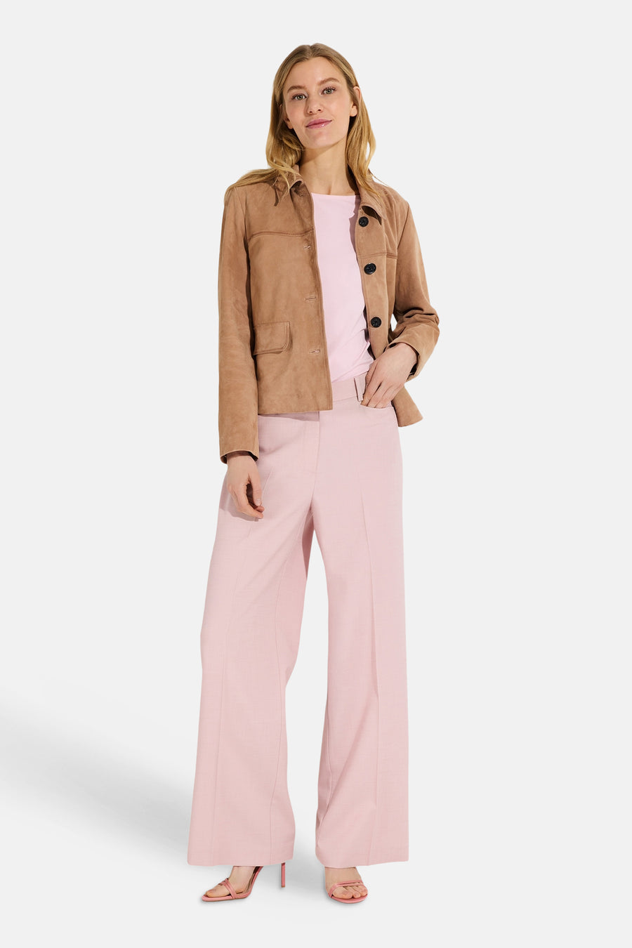 Roze pantalon van MORE & MORE, gedragen met een bruin jasje en bijpassende sandalen met hak.