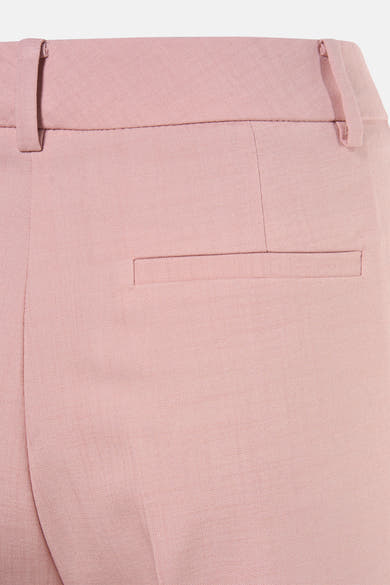Roze kostuumbroek van MORE & MORE, detail van de achterzak en de tailleband.
