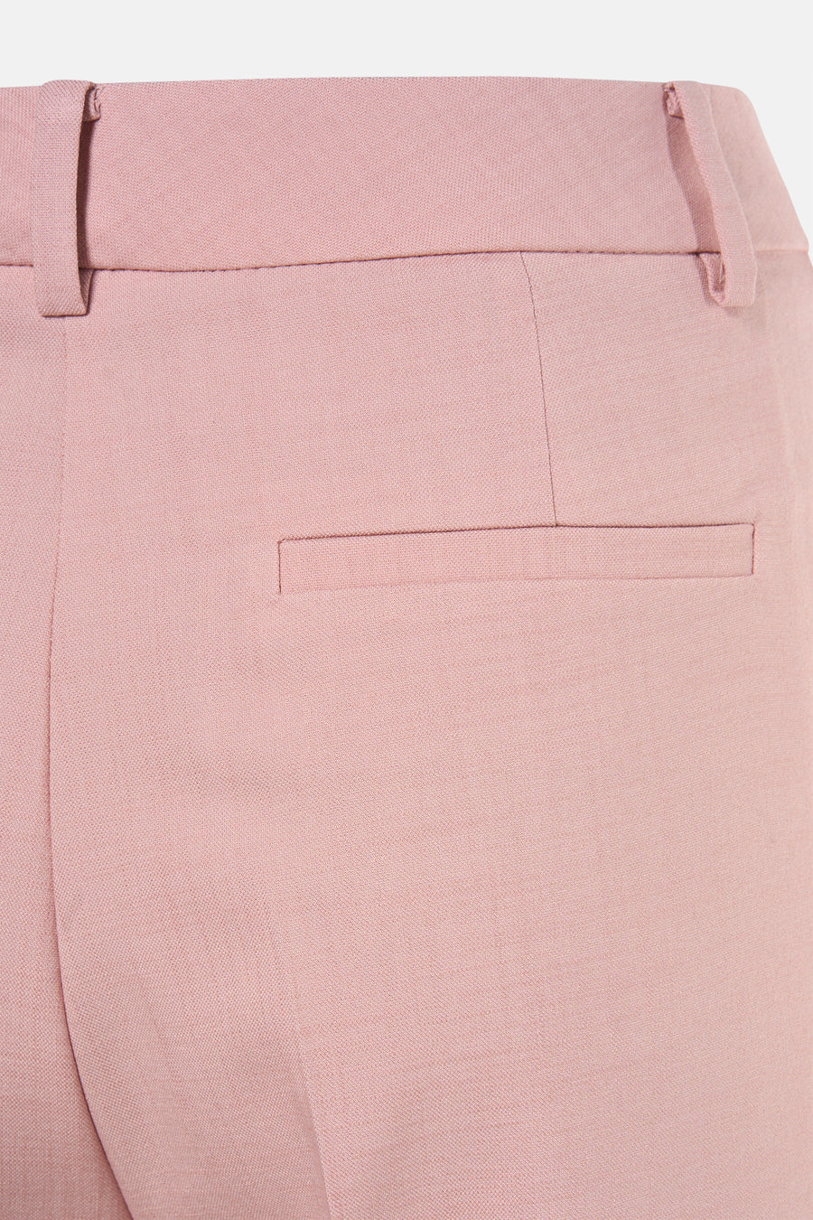 Roze kostuumbroek van MORE & MORE, detail van de achterzak en de tailleband.