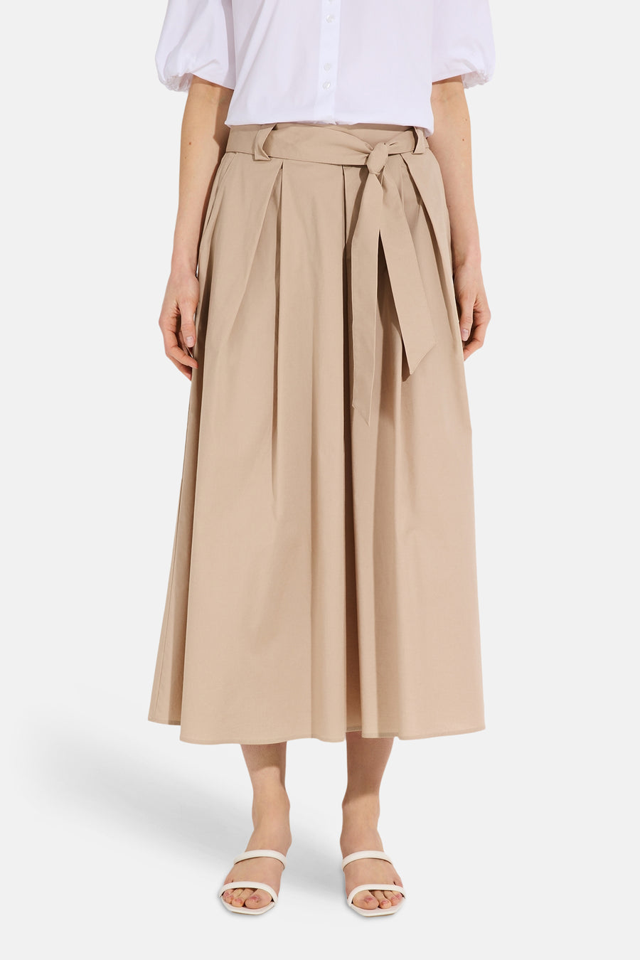 Jupe longue beige de MORE & MORE, avec une ceinture nouée et des plis structurés.