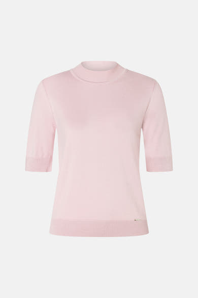Soft pink ribbed knit turtleneck sweater by MORE & MORE, featuring three-quarter sleeves and a fitted silhouette, front view.