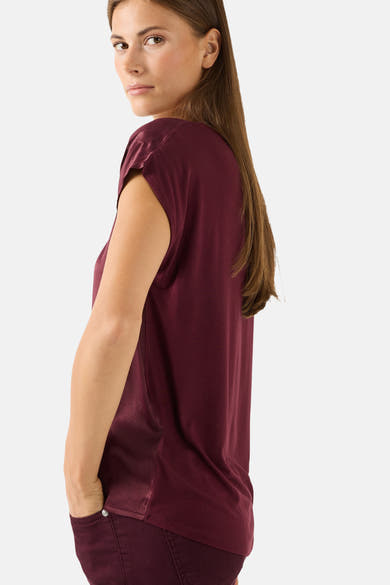 Burgundy short-sleeve chemisier by MORE & MORE, side view, smooth fabric, relaxed fit, model with hand in pocket