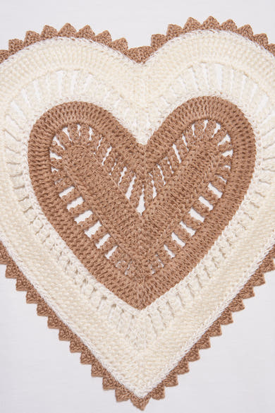 Gilet écru de Terra di Siena avec motif cœur crocheté beige et bordure festonnée marron.
